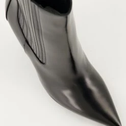 Valentino Garavani Bottines Beatles VLogo -Fashion Clothing Store 38a0b38a1228f7a7bb92cd963a7ee6ea