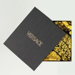 Versace Foulard En Soie -Fashion Clothing Store be5c07c3352b190d8e72a8f2b71ceabf