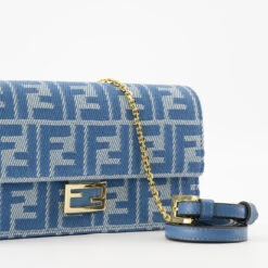 FENDI Portefeuille Baguette Avec Chaîne 6 FENDI Portefeuille Baguette Avec Chaîne -Fashion Clothing Store c8f5c54ab720b78aad2ec9b01dc1fc50